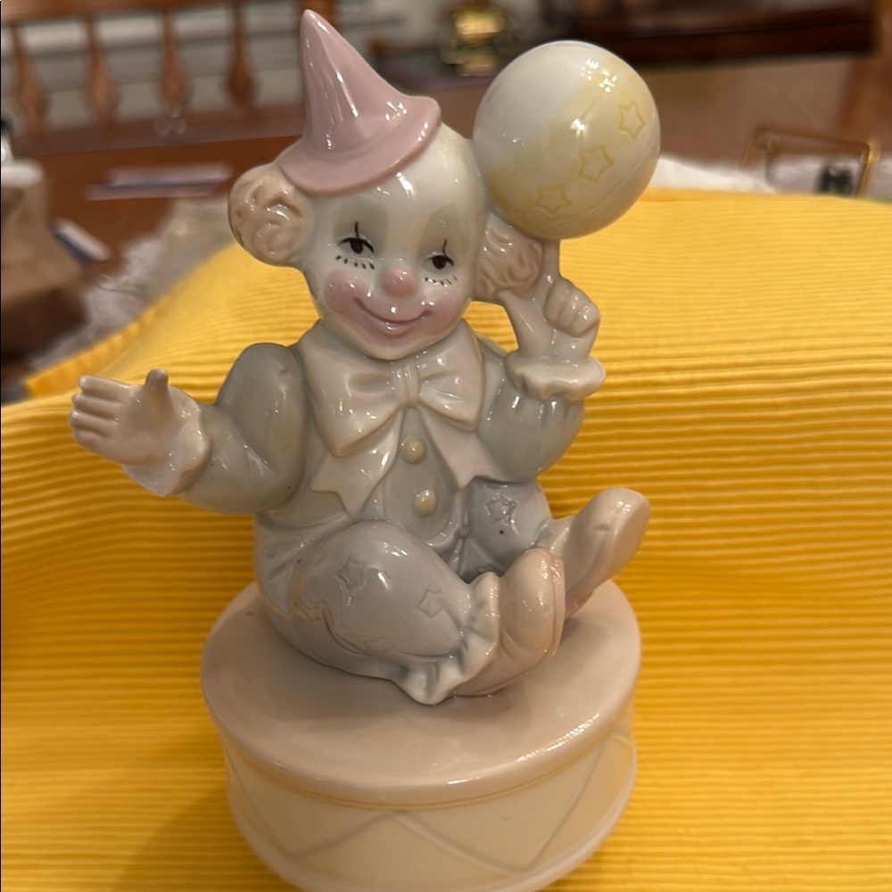 Porcelain Clown Music Box.   “I’d Like To Teach The World to Sing “
